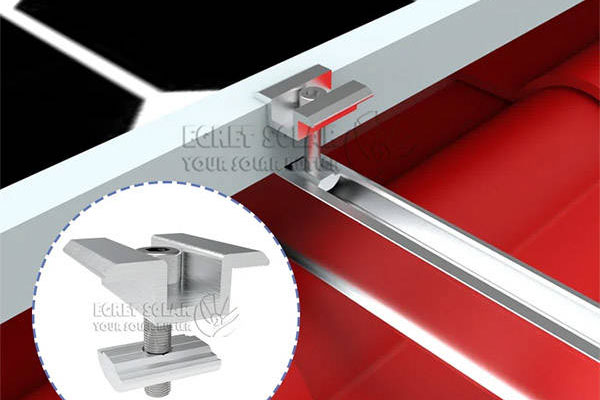 Quid est munus solaris Panel Clamp in systematis solaris?